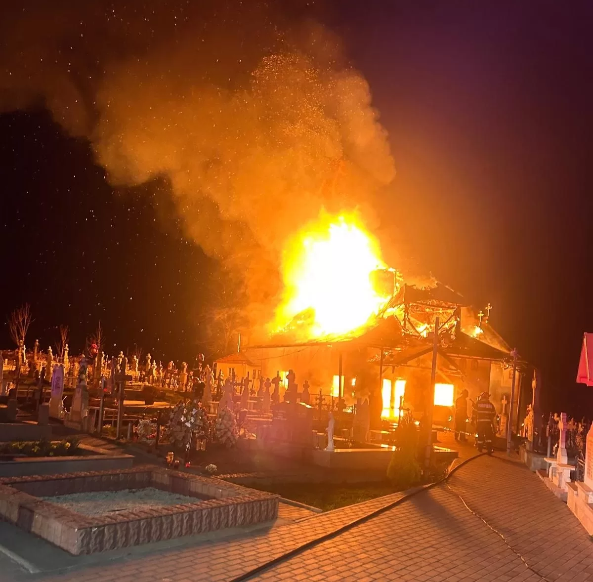 Incendiu devastator la biserica din Prohozești, comuna Poduri